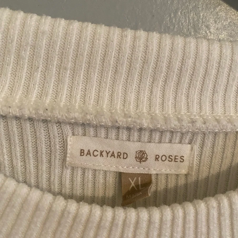 Backyard Roses sweater - Picture 2 of 2